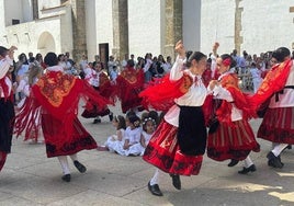 La Maya recibió con baile y flores a la primavera.