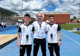 Los atletas oliventinos junto a su entrenador.