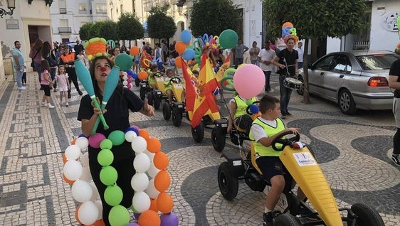 Los niños disfrutaron el desfile de apertura de la Campaña de Dinamización Comercial