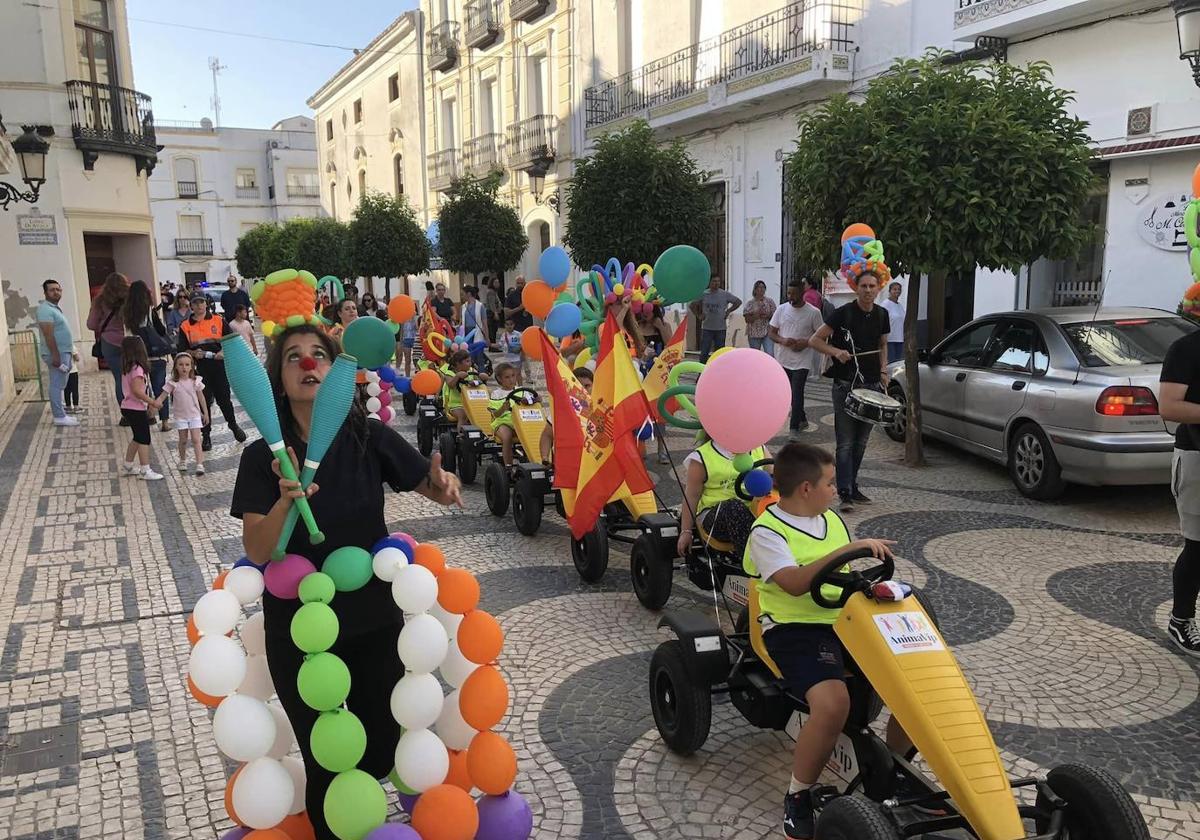 El pasacalle contó con numerosos niños.