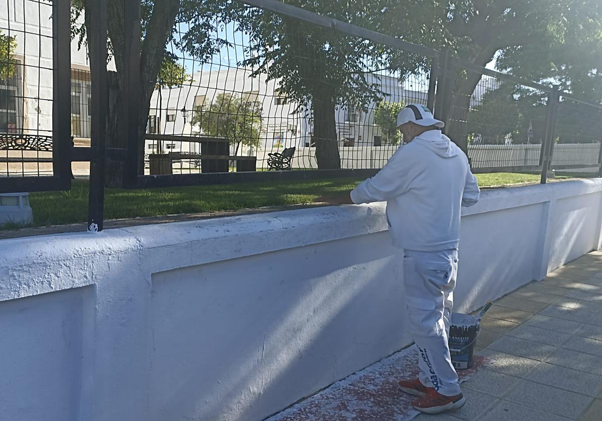 Prosiguen las labores de pintura y limpieza de edificios públicos de Olivenza y pedanías