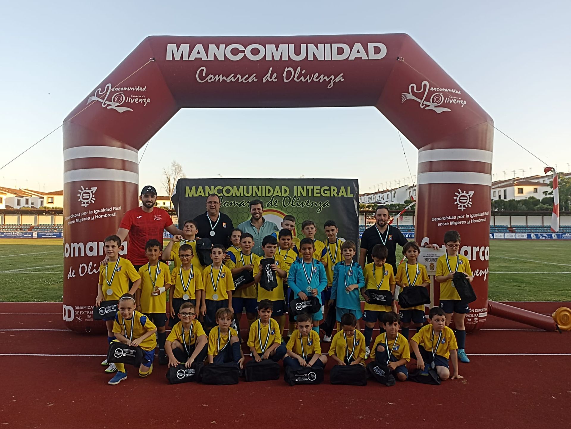 La clausura de la VII Liga de Fútbol reunió a casi 400 deportistas de la Comarca