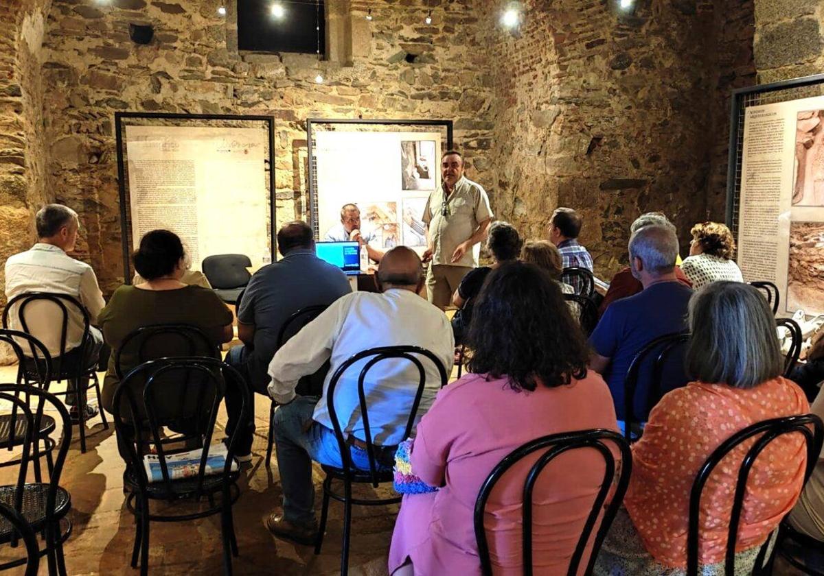 Fermín Mayorga, dio a conocer las Leyendas Ancestrales de Olivenza en la presentación de su libro