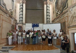 Foto de familia de los alumnos con sus diplomas.