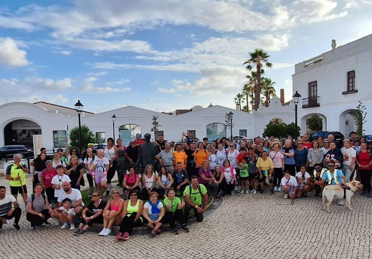 Foto de familia de los senderistas.