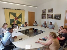 Asistentes a la reunión entre la asociación y el Ayuntamiento.