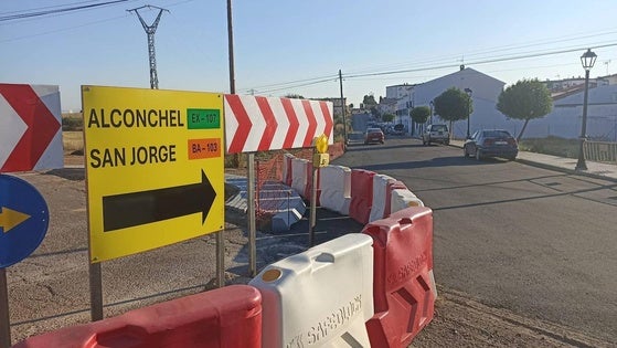 Para seguir la EX-107, debido a las obras de la glorieta, los conductores deberán tomar un desvío