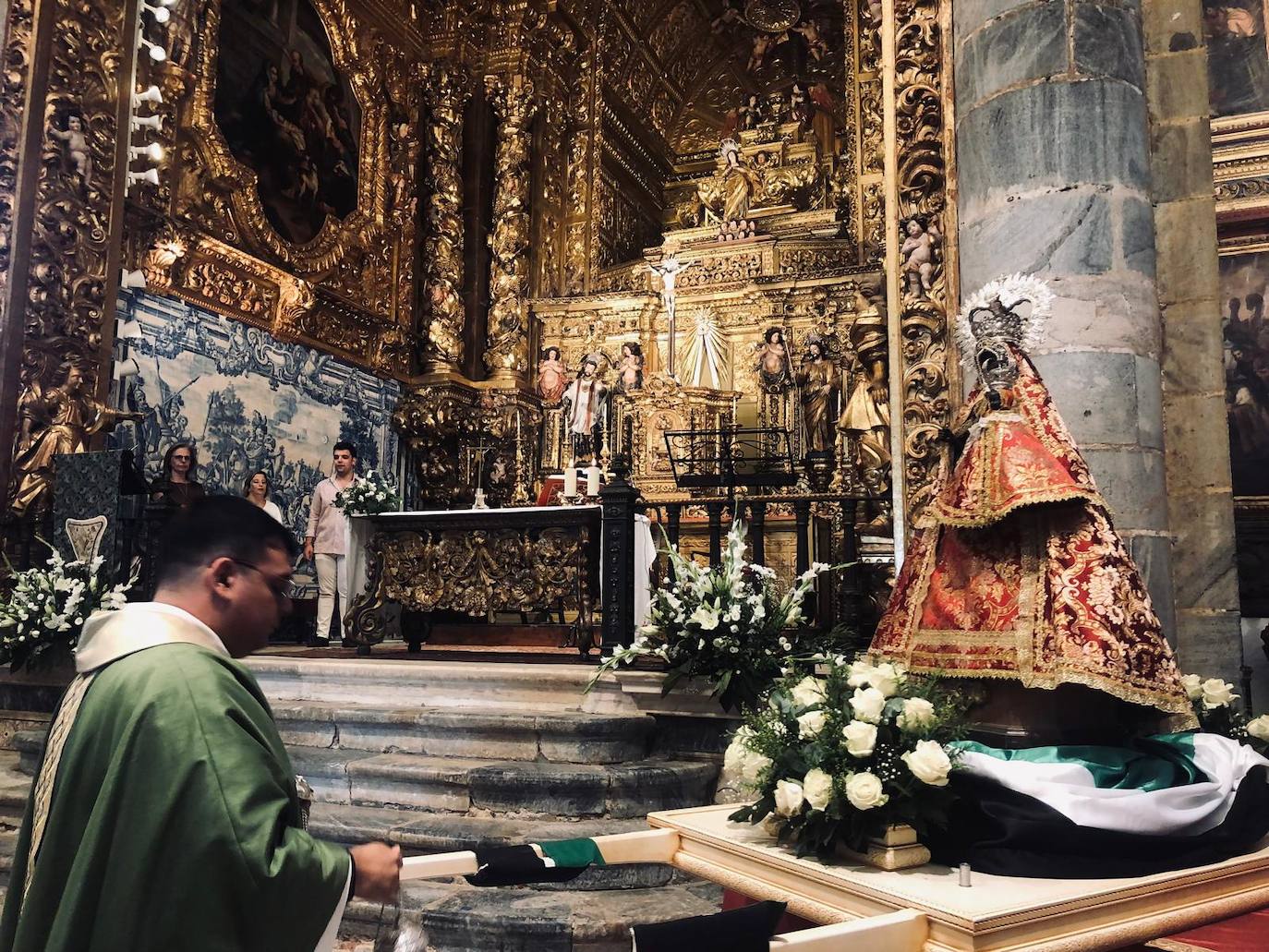 Los oliventinos mostraron su fervor por la Virgen de Guadalupe en el Día de Extremadura