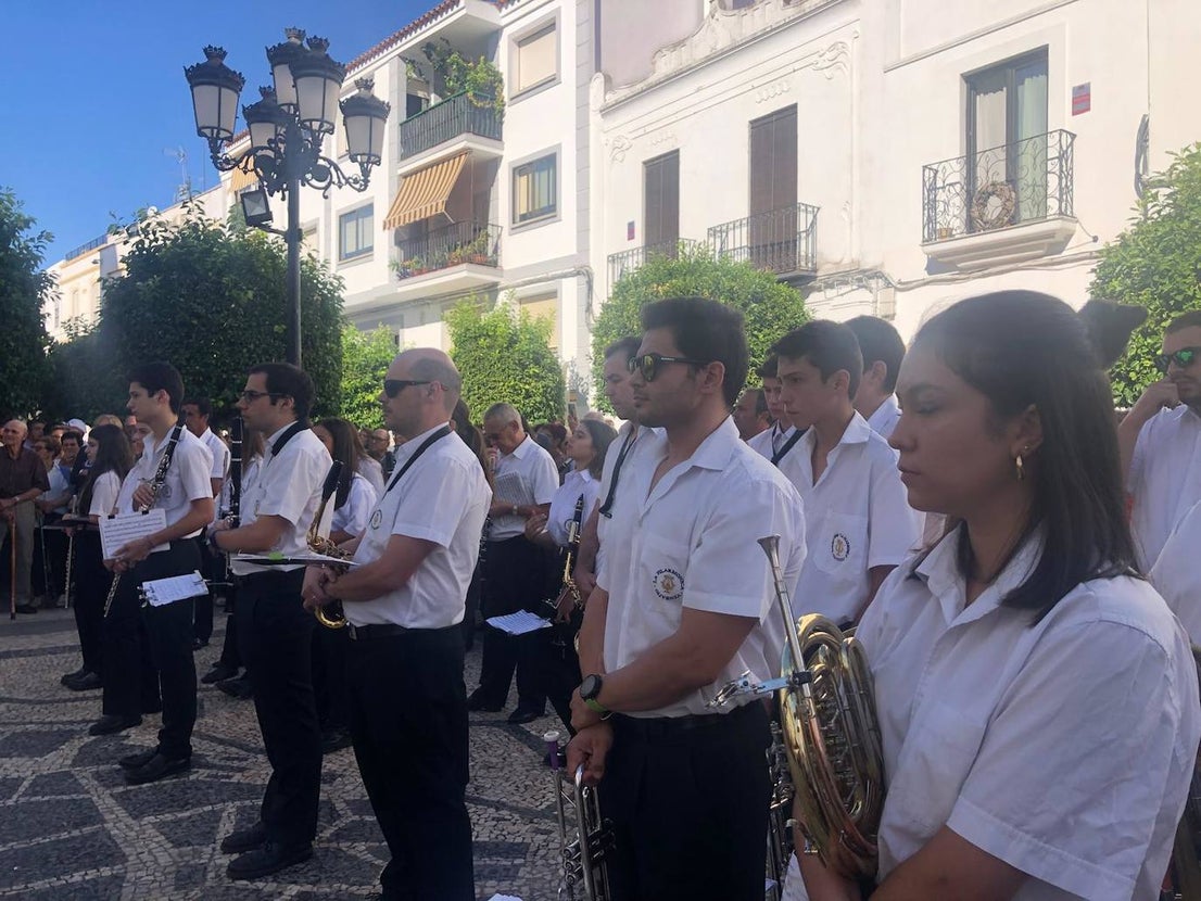 Los oliventinos mostraron su fervor por la Virgen de Guadalupe en el Día de Extremadura