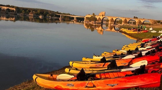 150 deportistas realizaron por etapas y travesías el Descenso de Alqueva en kayak