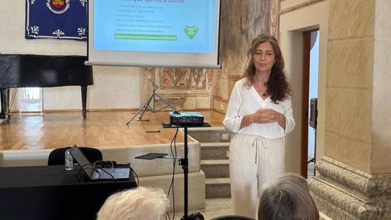 Rosa García expuso las claves para conocer mejor el Alzheimer en su conferencia