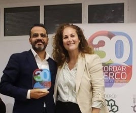 González recibió el galardón de manos de la actual presidenta de Aderco.