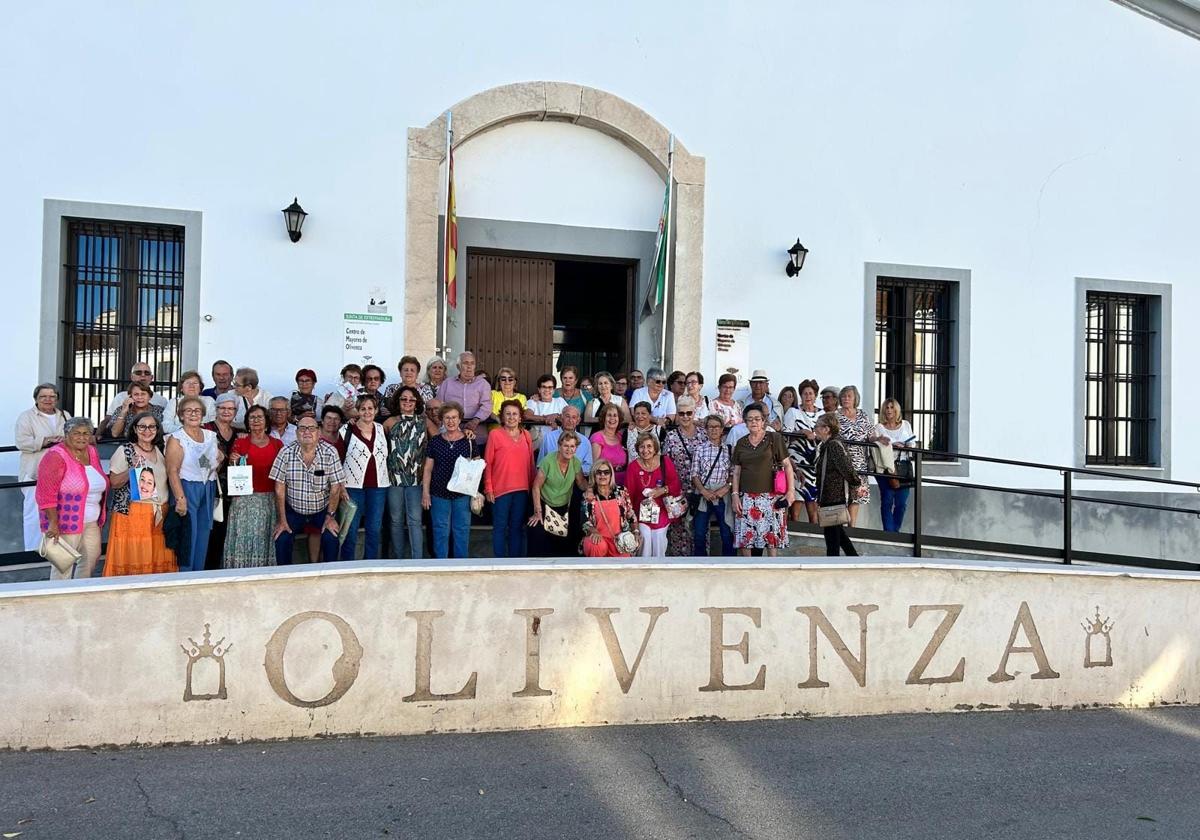 Más de cincuenta mayores disfrutaron de la merienda ofrecida por el Ayuntamiento en el Centro