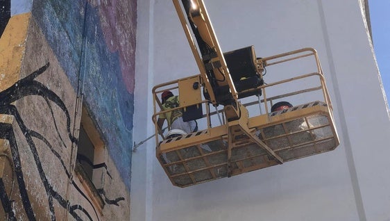 El Silo recuperará su tradicional color blanco que borrará el colorido mural existente