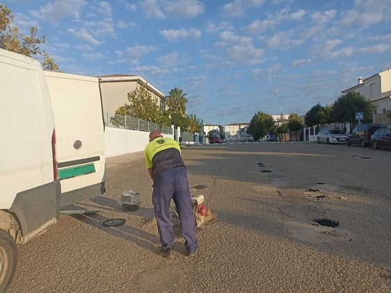 El plan de mantenimiento municipal realiza el bacheado de diversas calles