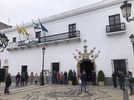 El minuto de silencio se ha secundado en la fachada del Consistorio.
