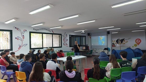 El expedicionario José Trejo anima a alumnos y profesores a seguir su marcha 'Mar de hielo 2025' vía satélite