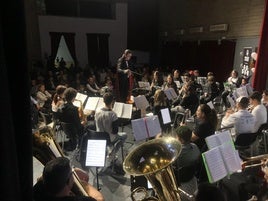 El director se vistió de Drácula para la velada terrorifica.