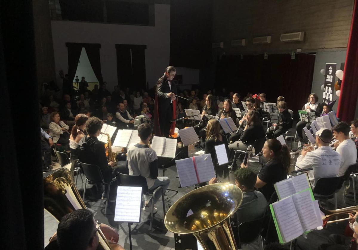 El director se vistió de Drácula para la velada terrorifica.