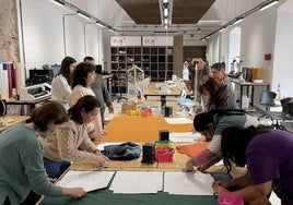 Momento del taller textil en el CITLab.
