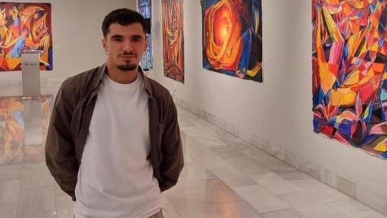 Adrián Rolo expone su explosión de color 'El jardín colgante'