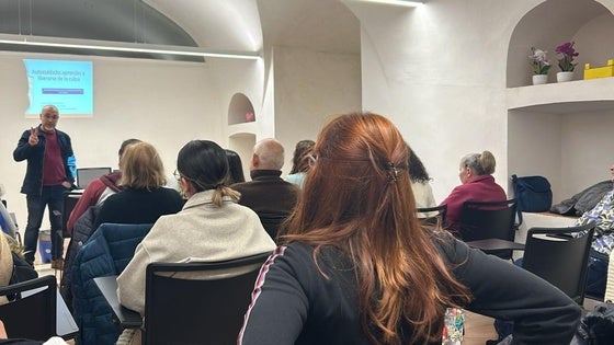 20 asistentes al taller 'Aprender a liberarse de la culpa' del psicólogo José Serrano