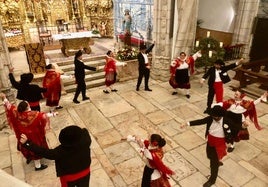 El baile se desarrolló ante la talla de Santa Lucía.