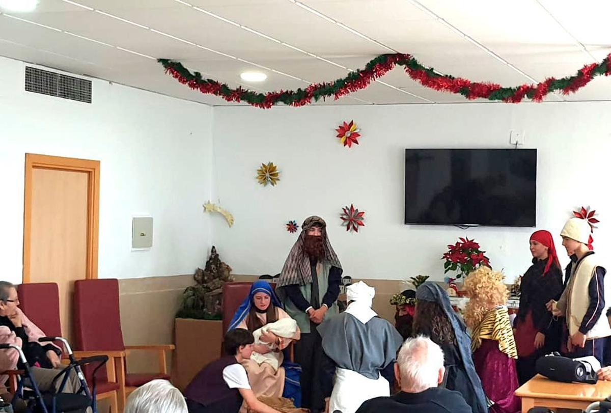 Los mayores disfrutaron con las actividades navideñas.