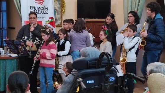 Alumnos de la Escuela Municipal de Música ofrecen un recital a los mayores