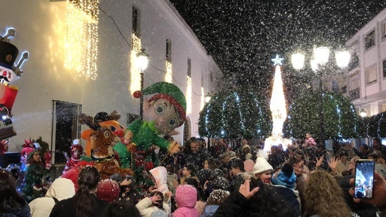 El pasacalles 'Navidad Mágica' lleno de ilusión y alegría las calles de Olivenza