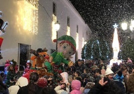 El pasacalles 'Navidad Mágica' lleno de ilusión y alegría las calles de Olivenza