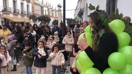 Los pequeños disfrutaron de las uvas de la suerte.