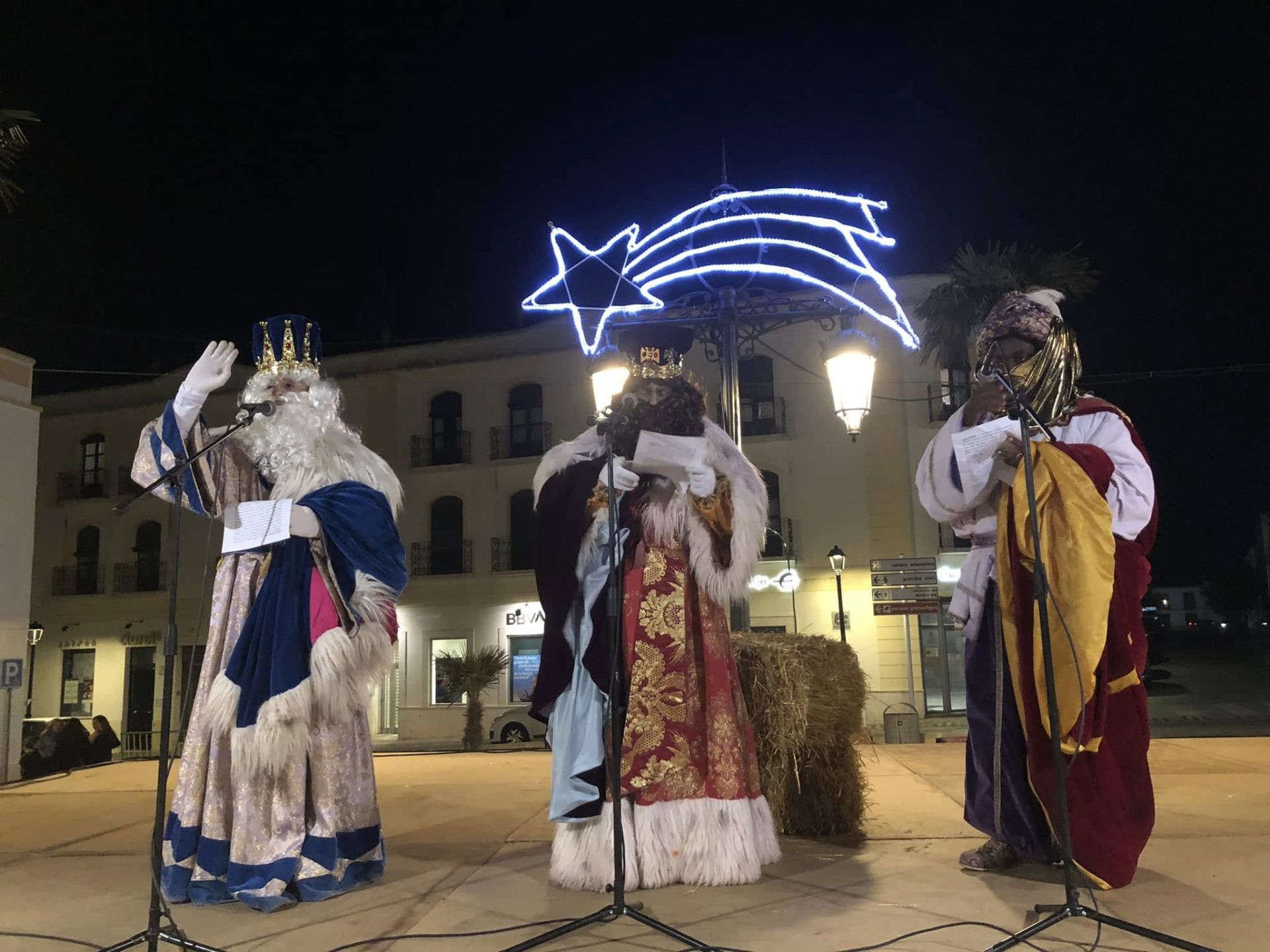 La gran cabalgata de Reyes con nueve carrozas puso fin a la navidad