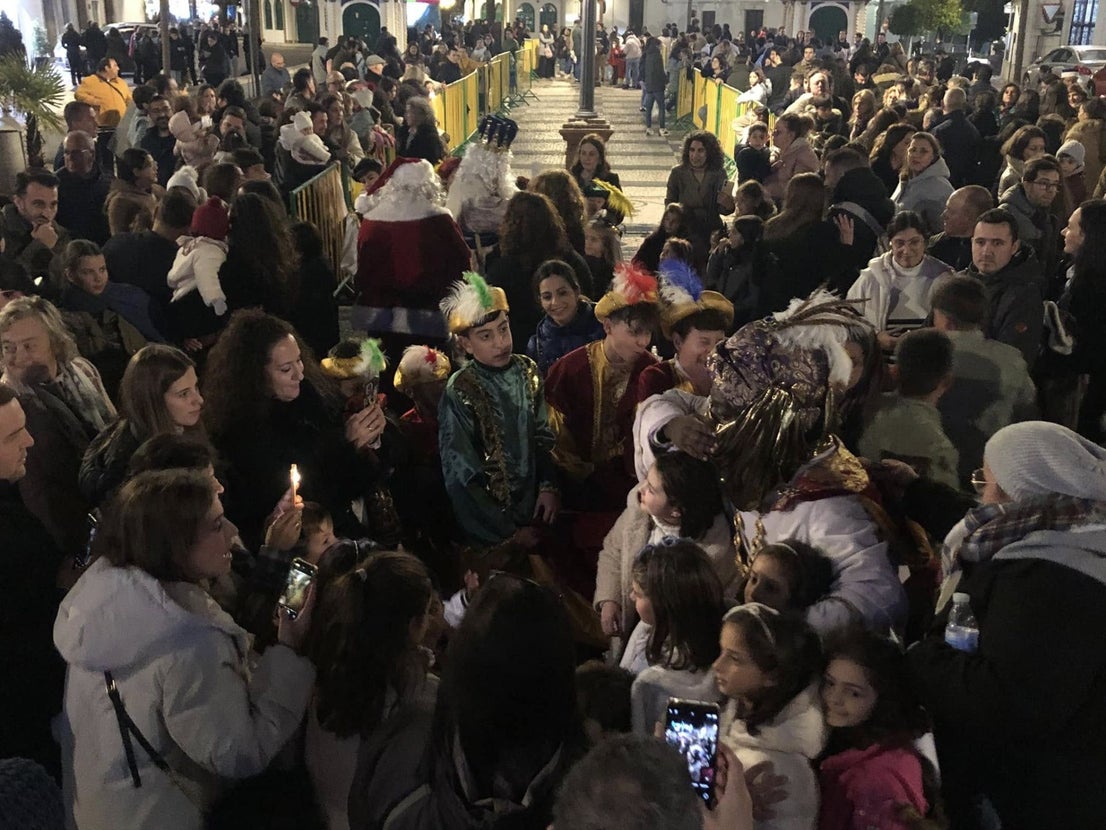 La gran cabalgata de Reyes con nueve carrozas puso fin a la navidad
