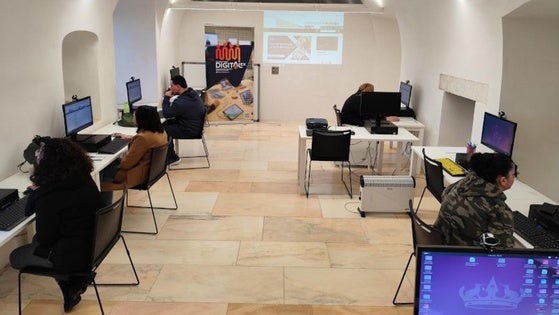 El alumnado del programa 'La Encina IV' se forma en competencias digitales