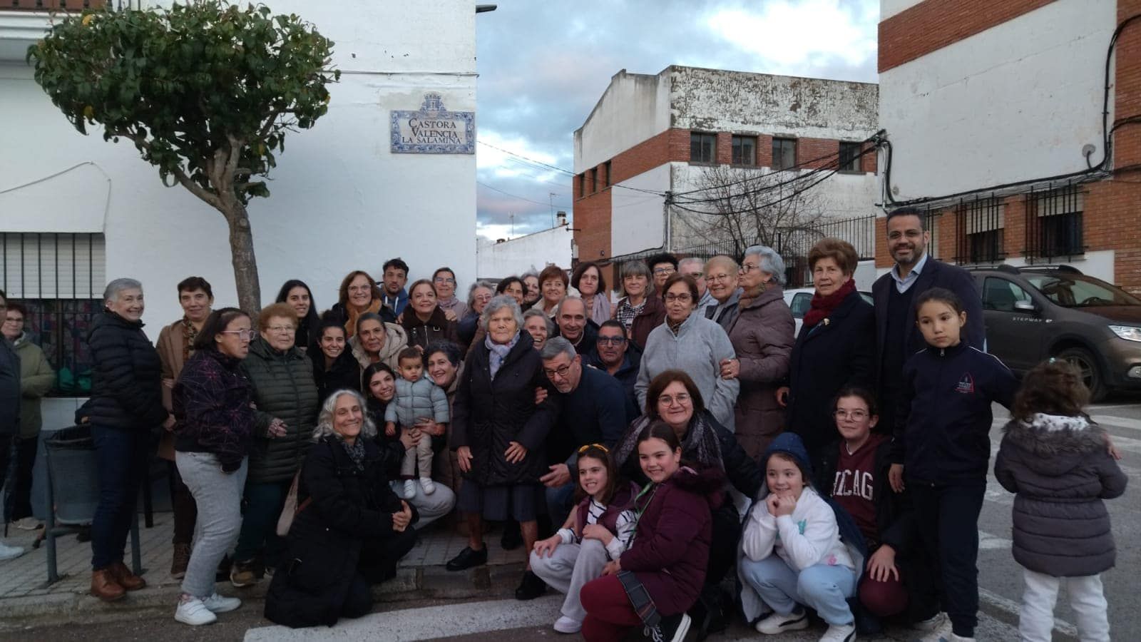 Castora recibe un merecido homenaje por su labor sacrificada y solidaria con sus vecinos