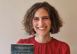 Elena Álvrez posa con un ejemplar de su último libro.