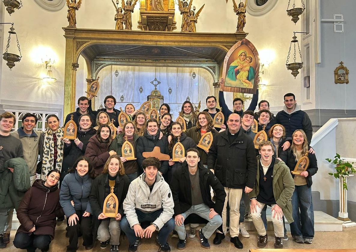 los chicos y chicas junto al párroco de Olivenza D. Jesús Chacón.