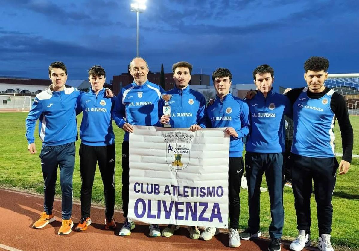 Los deportistas del Club de atletismo de Olivenza asistentes a la copa de Extremadura.