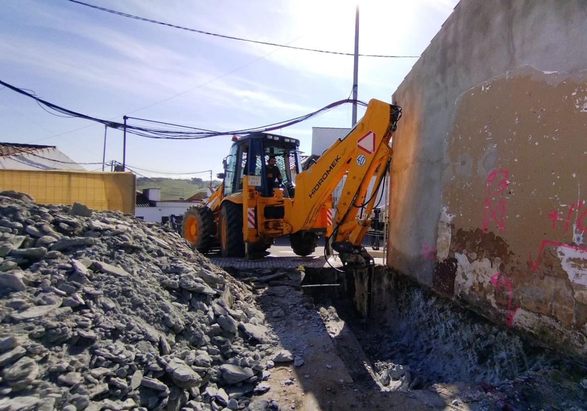 Una excavadora prepara el terreno para la obra.