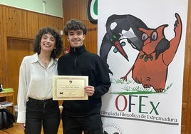 Leitón muestra su dilpoma acreditativo de la prueba.