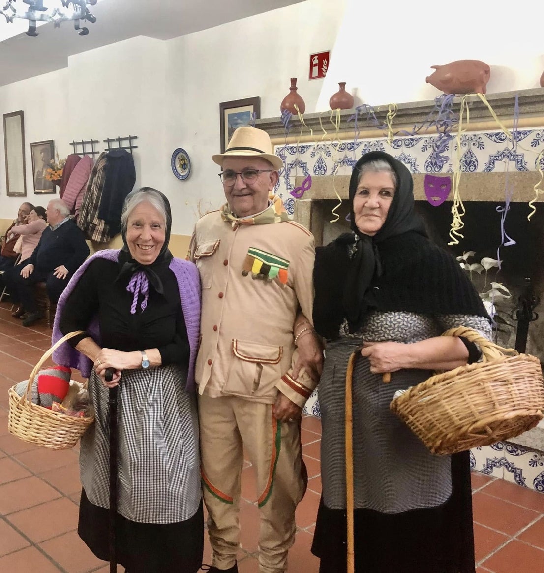 El Centro de Mayores se llenó para la fiesta de inauguración del carnaval