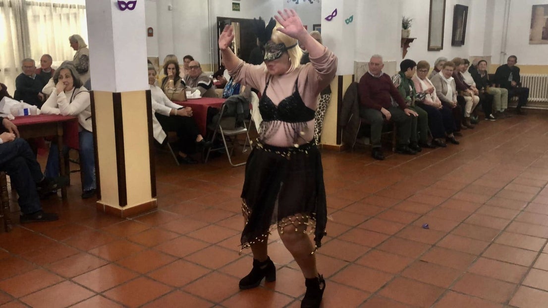 El Centro de Mayores se llenó para la fiesta de inauguración del carnaval