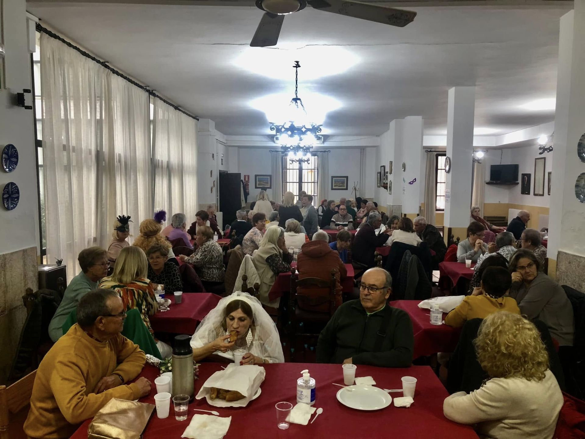 El Centro de Mayores se llenó para la fiesta de inauguración del carnaval