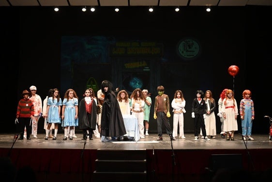 La murga juvenil oliventina 'Los monstruos de siempre' actuaron en el Combita
