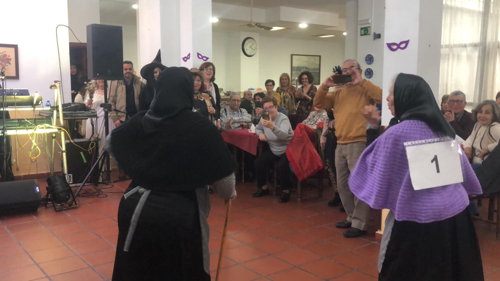 El Centro de Mayores se llenó para la fiesta de inauguración del carnaval