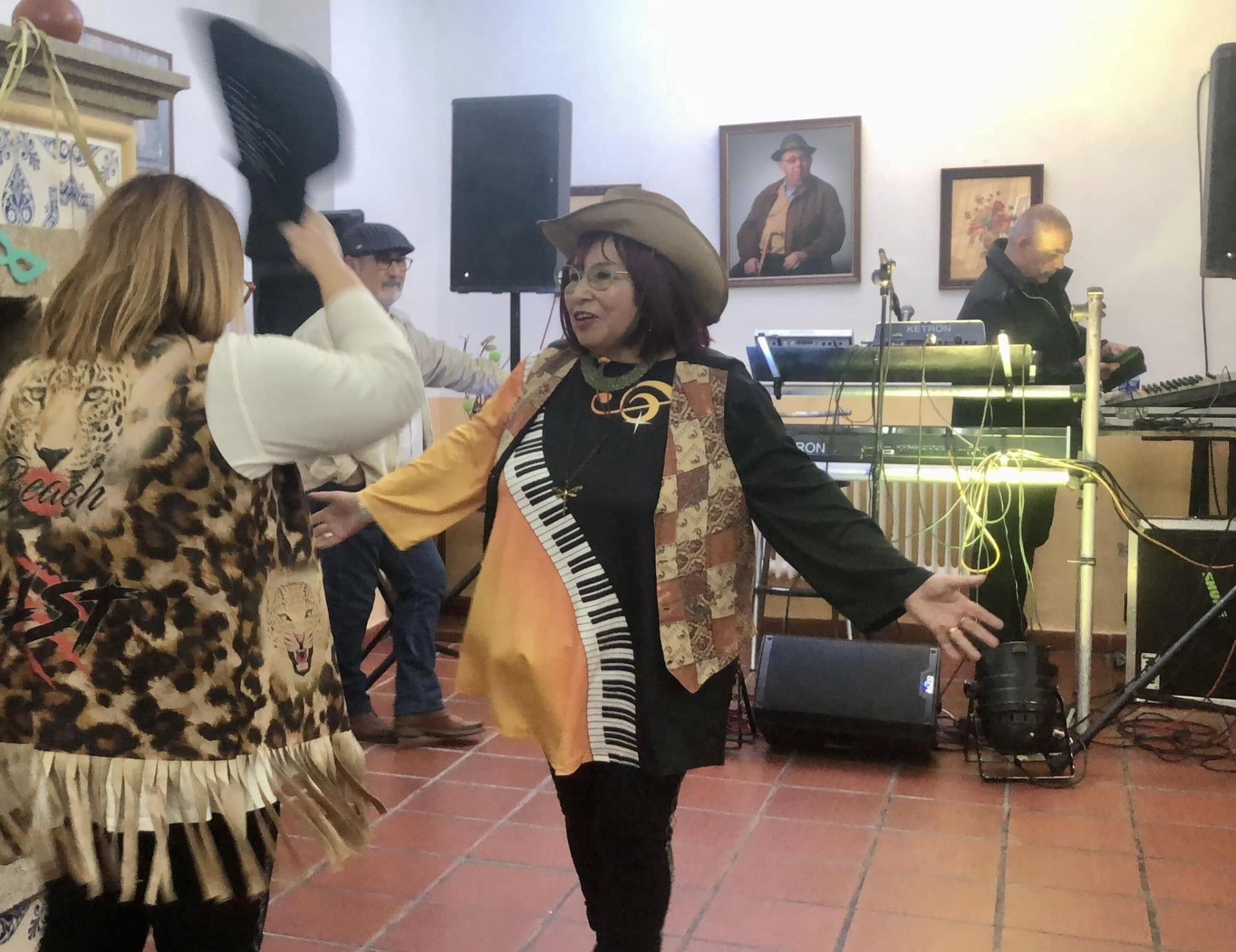 El Centro de Mayores se llenó para la fiesta de inauguración del carnaval