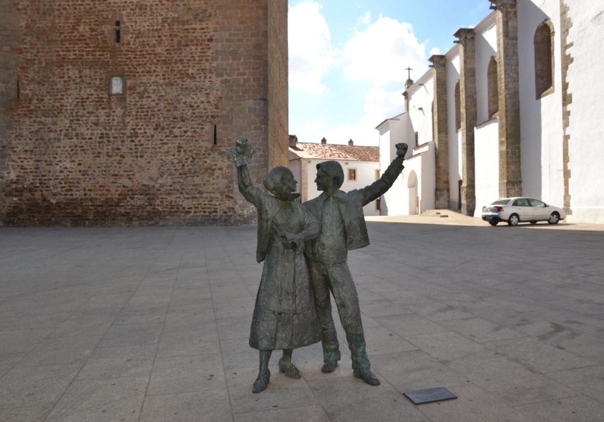 Estatua dedicada al floclore oliventino en el caso antiguo de Olivenza.