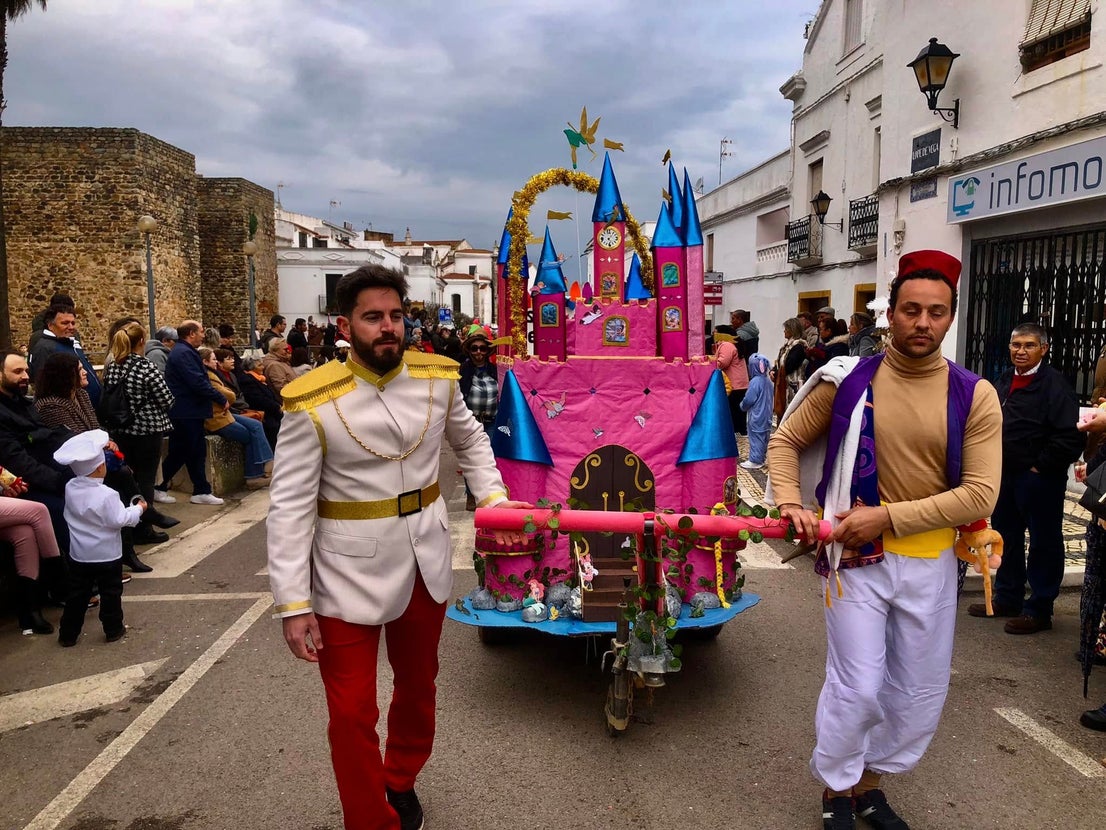 El mal tiempo no consiguió disminuir las ganas de carnaval de los oliventinos