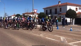 Momento en el que el pelotón cruzó la ciudad.